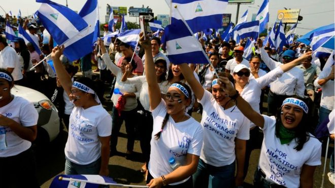 Lo que empezó como una protesta en contra de reformas al seguro social en Nicaragua, terminó convirtiéndose en un verdadero alzamiento en contra del presidente Daniel Ortega. FOTO: GETTY IMAGES