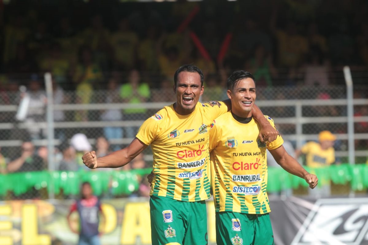 Ángel Rodríguez anotó el gol que le dio el empate a Guastatoya en el partido de vuelta contra Comunicaciones, con lo que ganaron el título con global de 3-2. (Foto Prensa Libre: Érick Ávila)