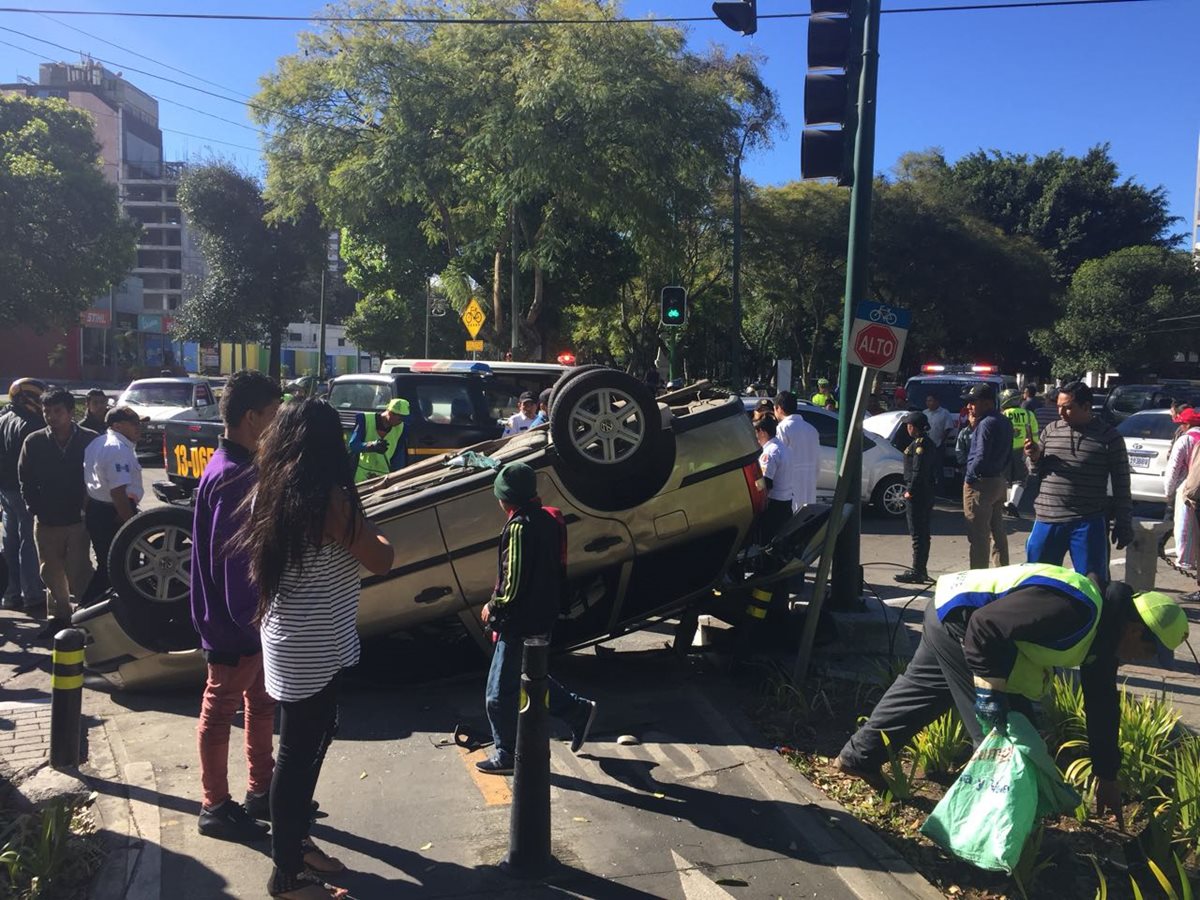 Varios accidentes de tránsito se registraron desde el pasado viernes y aún se esperan horas críticas según la PMT. (Foto Prensa Libre: Carlos Hernández Ovalle)