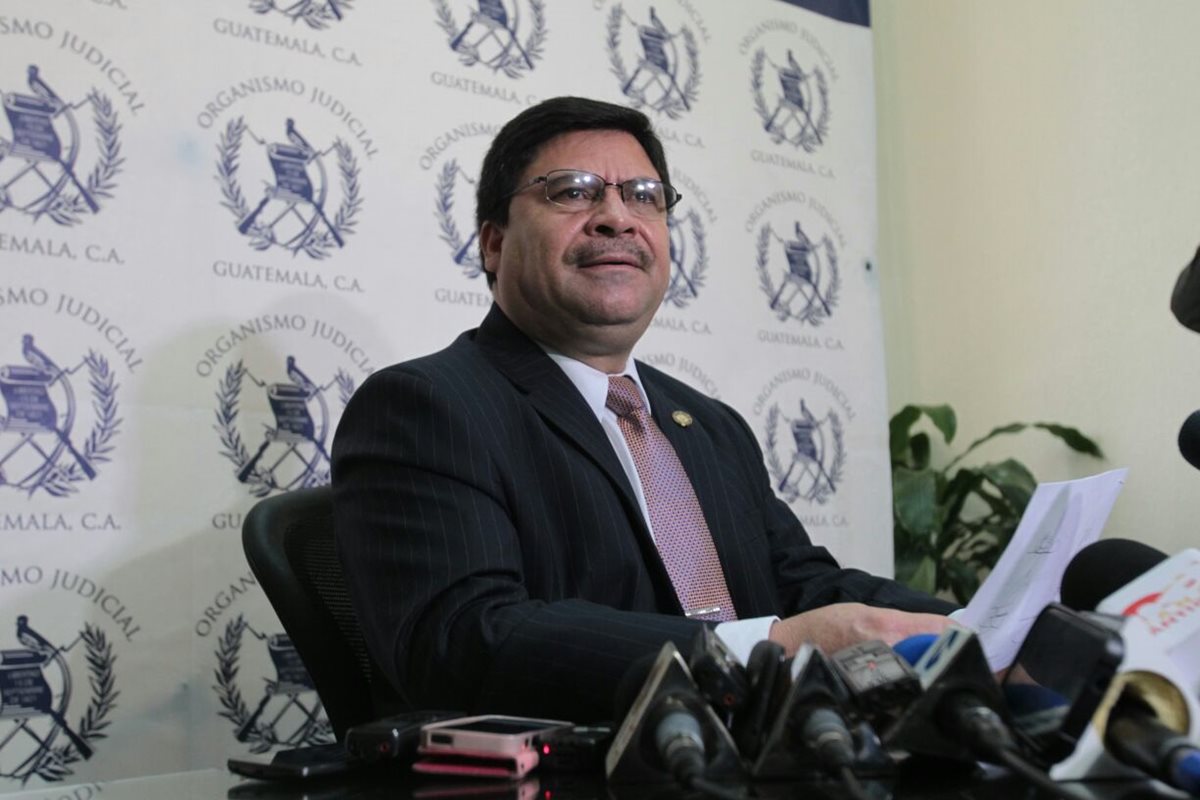 El presidente de la Cámara de Antejuicios de la CSJ, Rafael Rojas, informa sobre los procesos que fueron tramitados. (Foto Prensa Libre: Paulo Raquec)