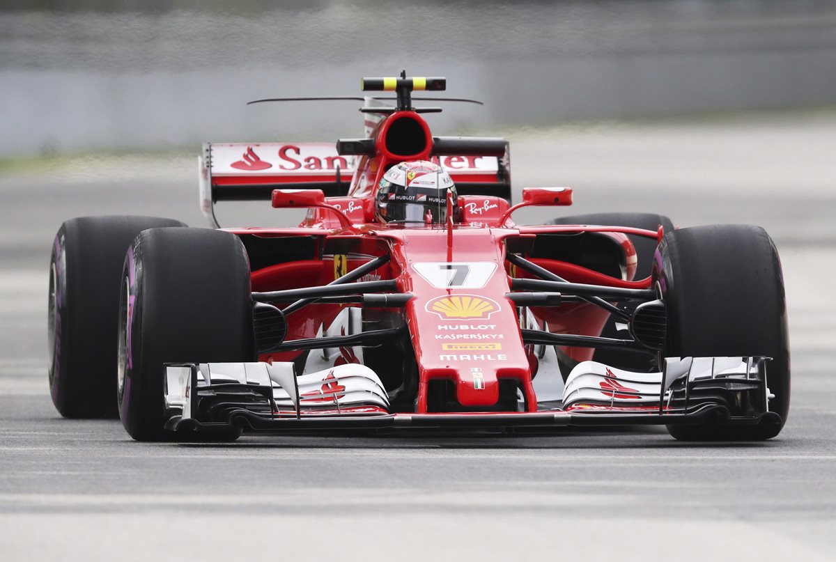 Kimi Raikkonen encabezó los cronos de ensayo, por delante de Lewis Hamilton. (Foto Prensa Libre: AFP)