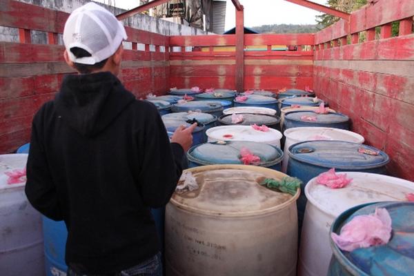 El combustible quedó resguardado en una estación policial. (Foto Prensa Libre: Óscar Figueroa)<br _mce_bogus="1"/>