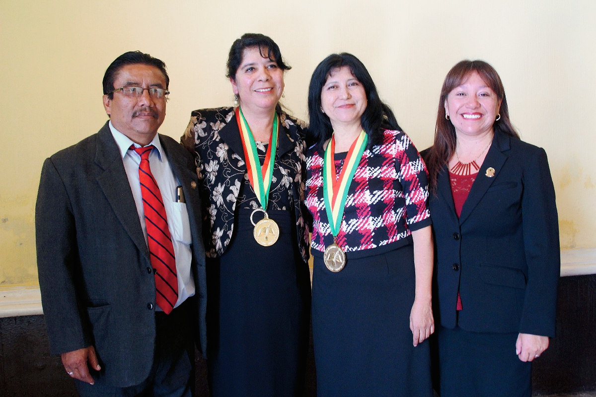 Las educadoras  Arely Castillo e Irma Palacios —al centro—, fueron galardonadas con la Orden Laura Nufio viuda de Andrino y Zoila Escobar viuda de Altuve, en Huehuetenango. (Foto Prensa Libre: Mike Castillo)