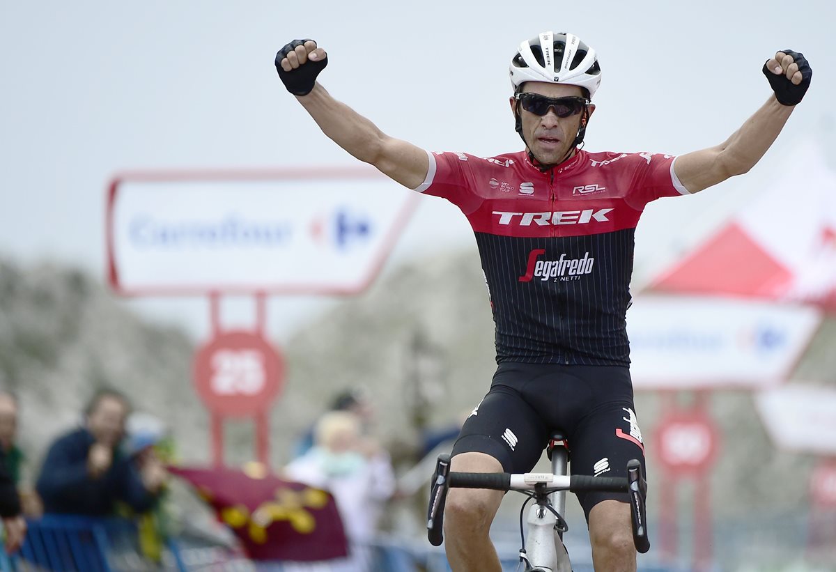 Alberto Contador levanta los brazos en señal de celebración al ingresar en solitario a la meta. (Foto Prensa Libre: AFP)