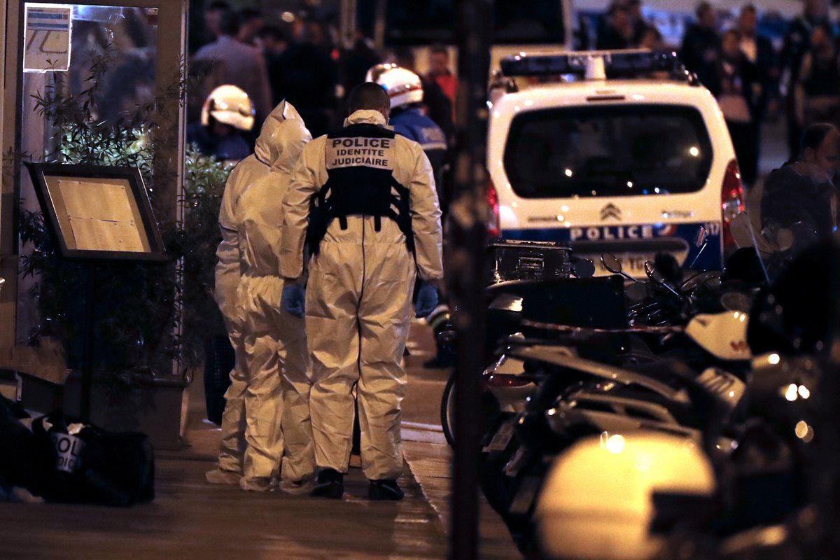 La policía de Paris trabaja en el lugar donde murió uh hombre que minutos antes de ser abatido por la policía acuchilló a varias personas. (Foto Prensa Libre: AFP)