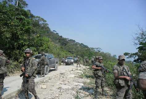 Militares patrullan la aldea San Ramón Grande en un operativo hace unos meses. Derecha, ingreso al lugar.