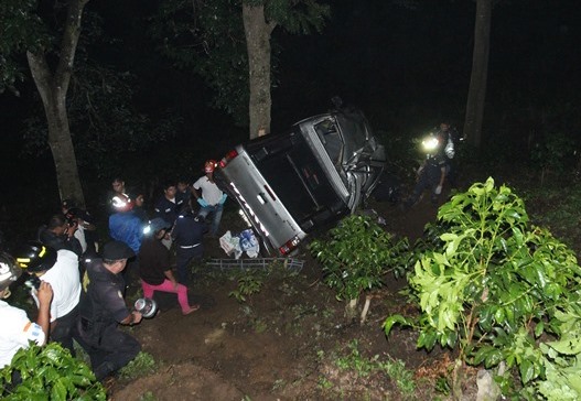 El vehículo del parlamentario cayó a un barrando en el kilómetro 39. (Foto Prensa Libre: Miguel López)