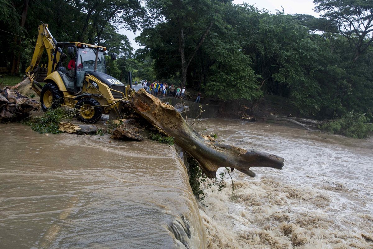 Río desbordado por el paso del huracán "Otto" en Cárdenas, Nicaragua.