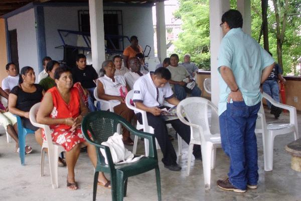 Líderes comunitarios  de Puerto Barrios escuchan propuestas sobre seguridad.
