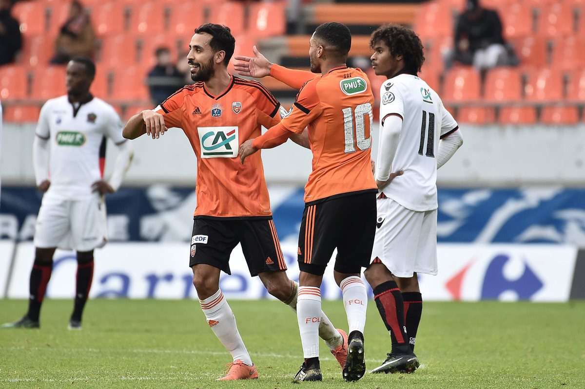 Walid Mesloub celebra su anotación mientras los jugadores del Niza no dan crédito a lo sucedido. (Foto Prensa Libre: AFP)