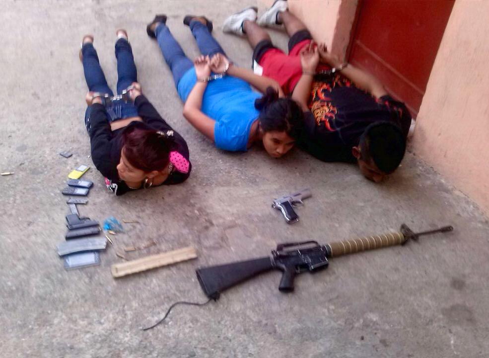 Los tres supuestos responsables del ataque a la escuela, detenidos por la PNC. (Foto Prensa Libre: PNC)