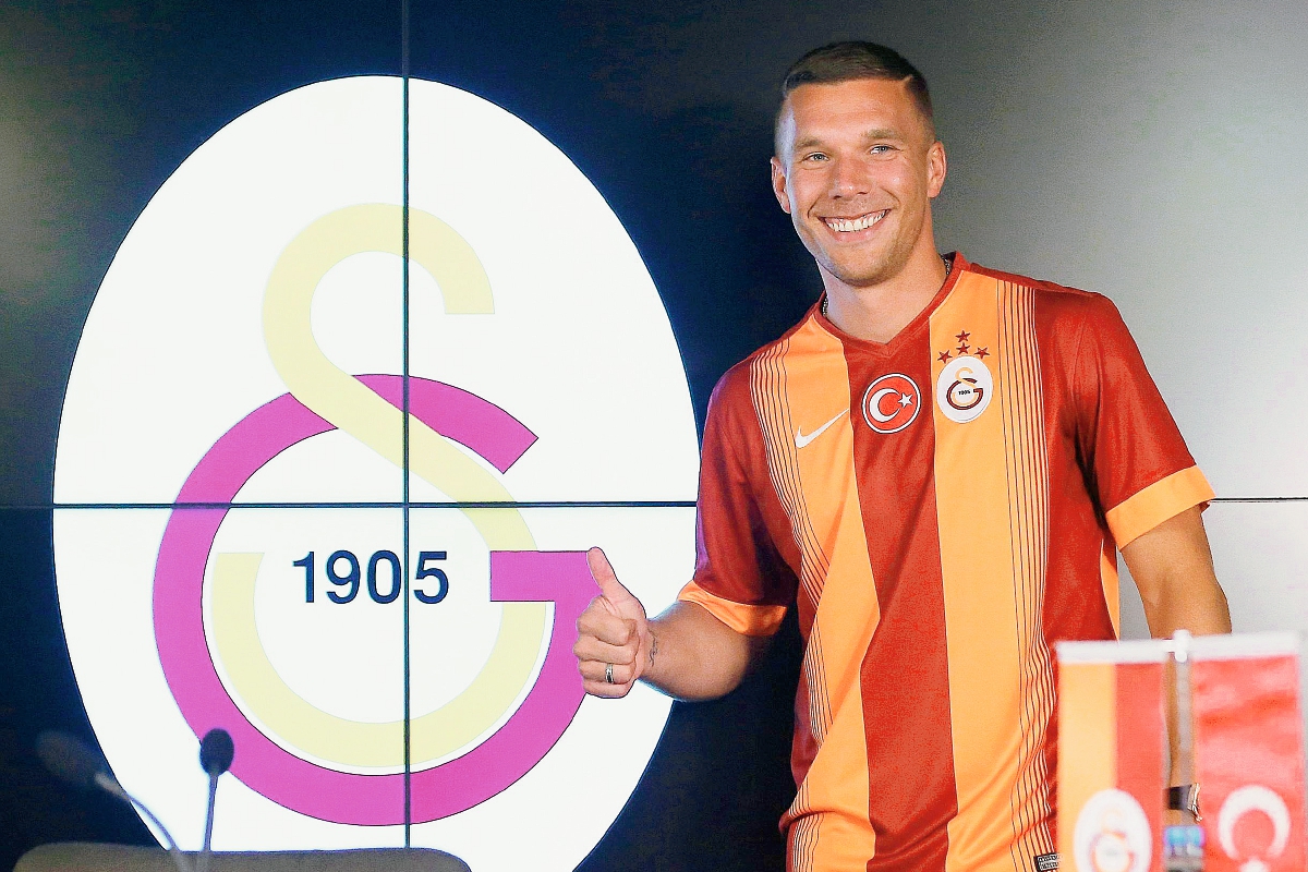 Podolski posó para las cámaras tras firmar con su nuevo club, el Galatasaray. (Foto Prensa Libre: EFE)
