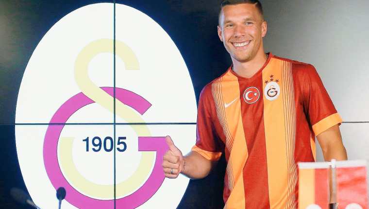 Podolski posó para las cámaras tras firmar con su nuevo club, el Galatasaray. (Foto Prensa Libre: EFE)