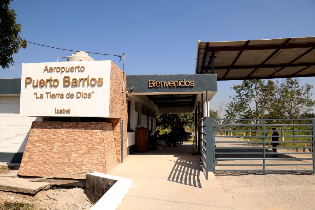 Ingreso al aeropuerto de Puerto Barrios el cual de momento es inspeccionado por personal del Ejército. (Foto Prensa Libre: Dony Stewart)