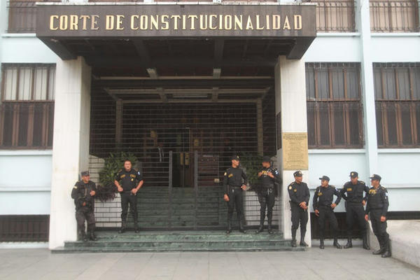 Agentes de la PNC resguardan las afueras de la Corte de Constitucionalidad. (Foto Prensa Libre: Paulo Raquec)<br _mce_bogus="1"/>