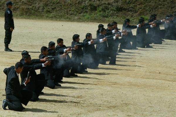 Agentes de la Saas durante una práctica de tiro (Foto Prensa Libre: Hemermoteca PL)
