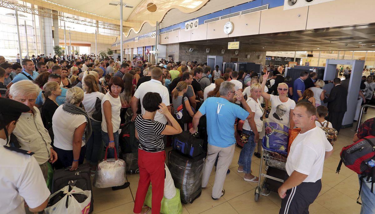 Decenas de turistas esperan en los mostradores del aeropuerto de Sharm el-Sheij (Egipto), el momento para poder partir a su hogar. (Foto Prensa Libre: EFE).