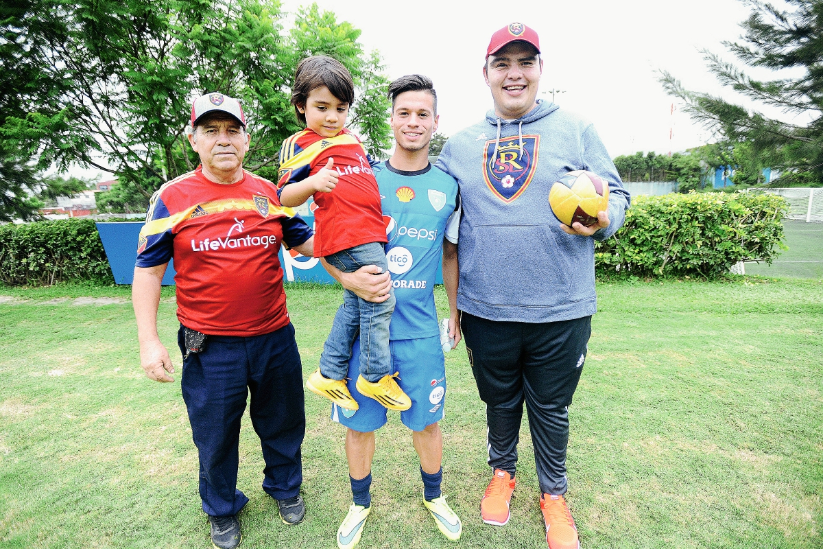 Stefano Cincotta, seleccionado nacional, posa junto a aficionados en el Proyecto Goal (Foto Prensa Libre: Francisco Sánchez)