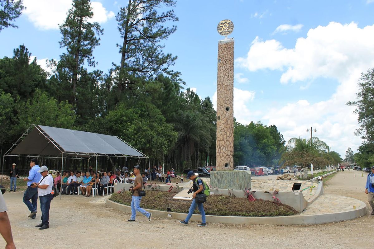 Monumento develado por el 50 aniversario de fundación de Poptún, Petén. (Foto Prensa Libre: Walfredo Obando)