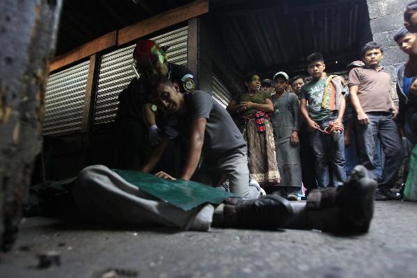 Oliver Ruiz, ultimado en la Terminal. (Foto Prensa Libre: Erick Avila)