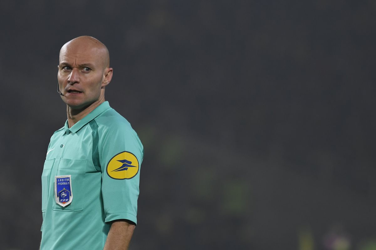 El árbitro Tony Chapron rectificó su informe al darse cuenta que el jugador del Nantes Diego Carlos no lo derribó intencionalmente. (Foto Prensa Libre: AFP)