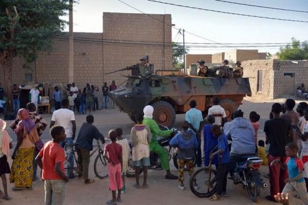 Un vehículo militar francés cruza la ciudad maliense de Tombuctú. (Foto Prensa Libre: AFP)