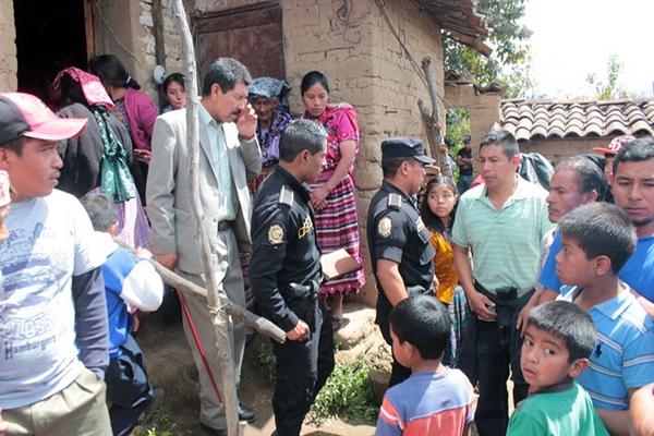 Dos agentes fueron llevados por vecinos al escenario del crimen. (Foto Prensa Libre: Carlos Ventura)