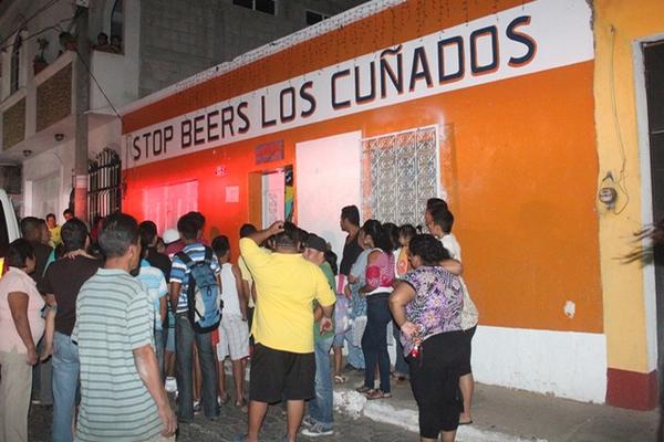 Vecinos de Chiquimula rodean el negocio donde ocurrió el crimen. (Foto Prensa Libre: Edwin Paxtor)<br _mce_bogus="1"/>