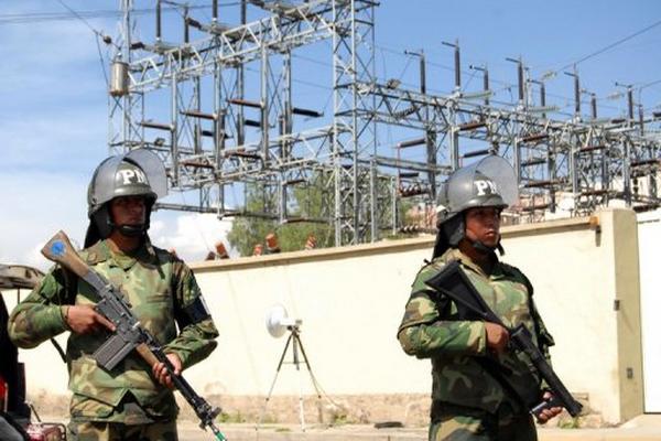 Militares custodian la sede de la empresa española TDE en Cochabamba luego del anuncio de su nacionalización. (Foto Prensa Libre: AFP)