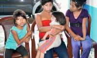 Las cuatro  hermanas que quedaron en la orfandad, luego de que su madre muriera por un accidente de tránsito en Coatepeque, Quetzaltenango. (Foto Prensa Libre: Édgar Girón)