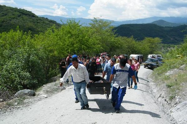 El cadáver fue encontrado en la orilla de un barranco. (Foto Prensa Libre: Héctor Contreras)