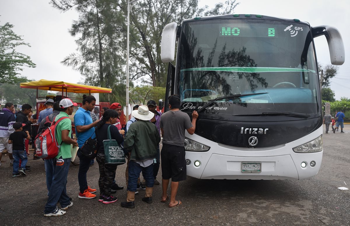 Los inmigrantes centroamericanos comienzan a abandonar el complejo donde acampaban en Matías Romero, estado de Oaxaca, México. (Foto Prensa Libre:AFP).
