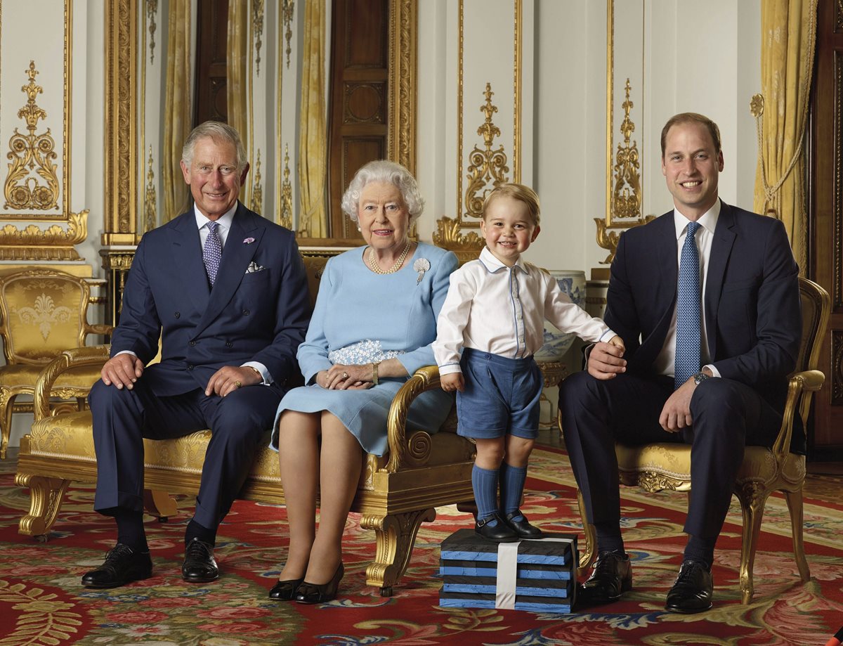 La sonrisa del príncipe Jorge subido en unos bloques de espuma cautivó a la reina Isabel II y a toda Inglaterra. (Foto Prensa Libre: EFE)