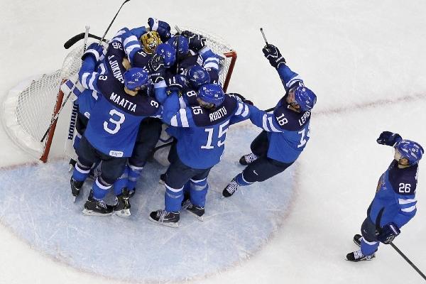 La selección de Finlandia celebra el acceso a la semifinal, tras dejar a la anfitriona Rusia. (Foto Prensa Libre: AP)