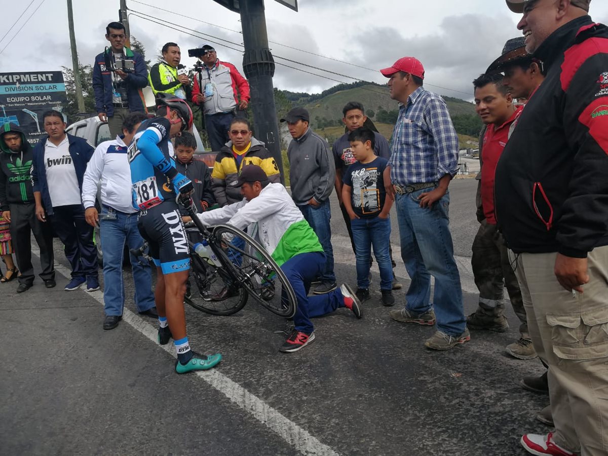 Carlos López, de DYM Tlaxcala, sufrió desperfectos mecánicos. (Foto Prensa Libre: Norvin Mendoza).