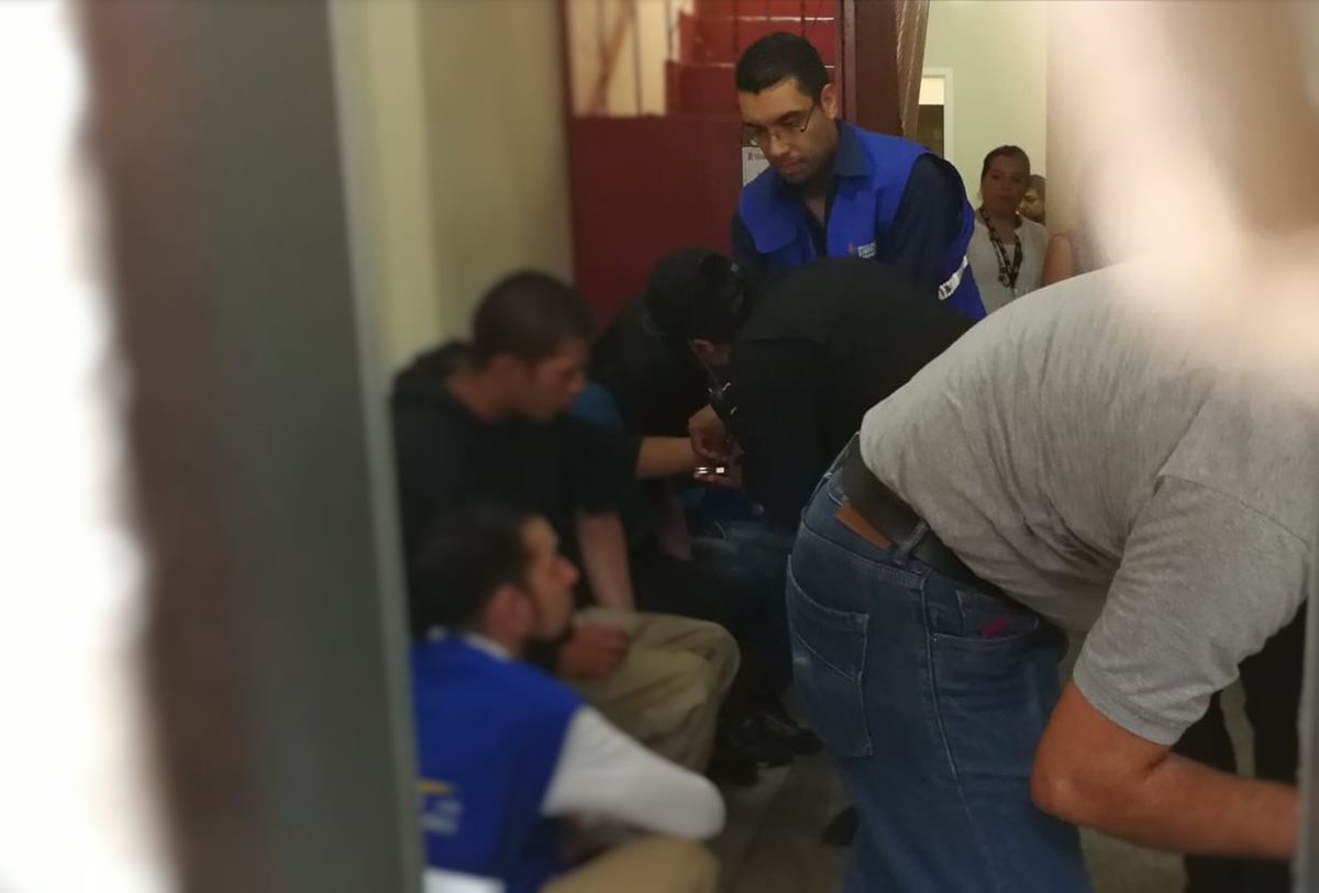 Los dos menores habrían intentado escaparse de la sede la Alerta Alba Keneth y quebraron algunos vidrios de las ventanas. (Foto Prensa Libre: Carlos Hernández)