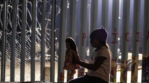 Entre los grupos de migrantes centroamericanos que llegan a la frontera entre México y Estados Unidos hay muchas familias. GETTY IMAGES