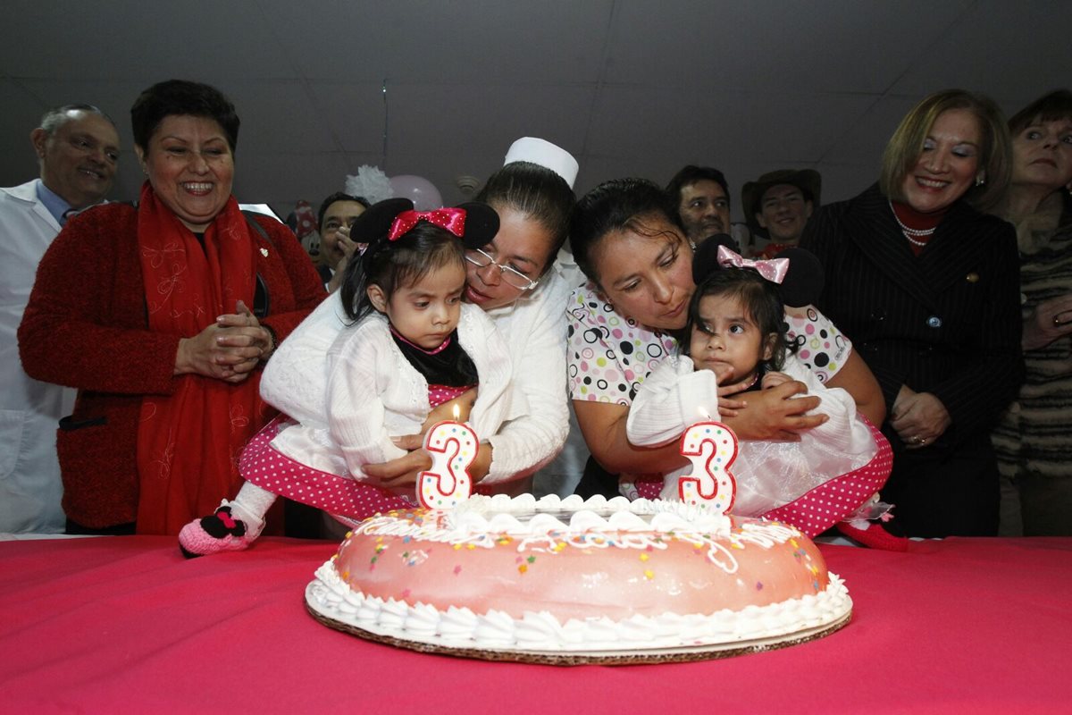 Las Rosistas celebraron su tercer cumpleaños junto a personal del Hospital Roosevelt. (Foto Prensa Libre: Paulo Raquec)