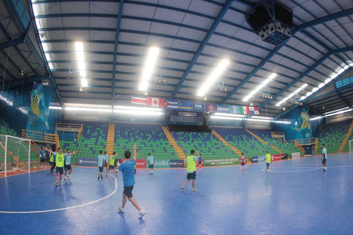 La selección de Futsal en su entreno en el gimnasio BN Arena en Costa Rica. (Foto Prensa Libre: Norvin Mendoza)