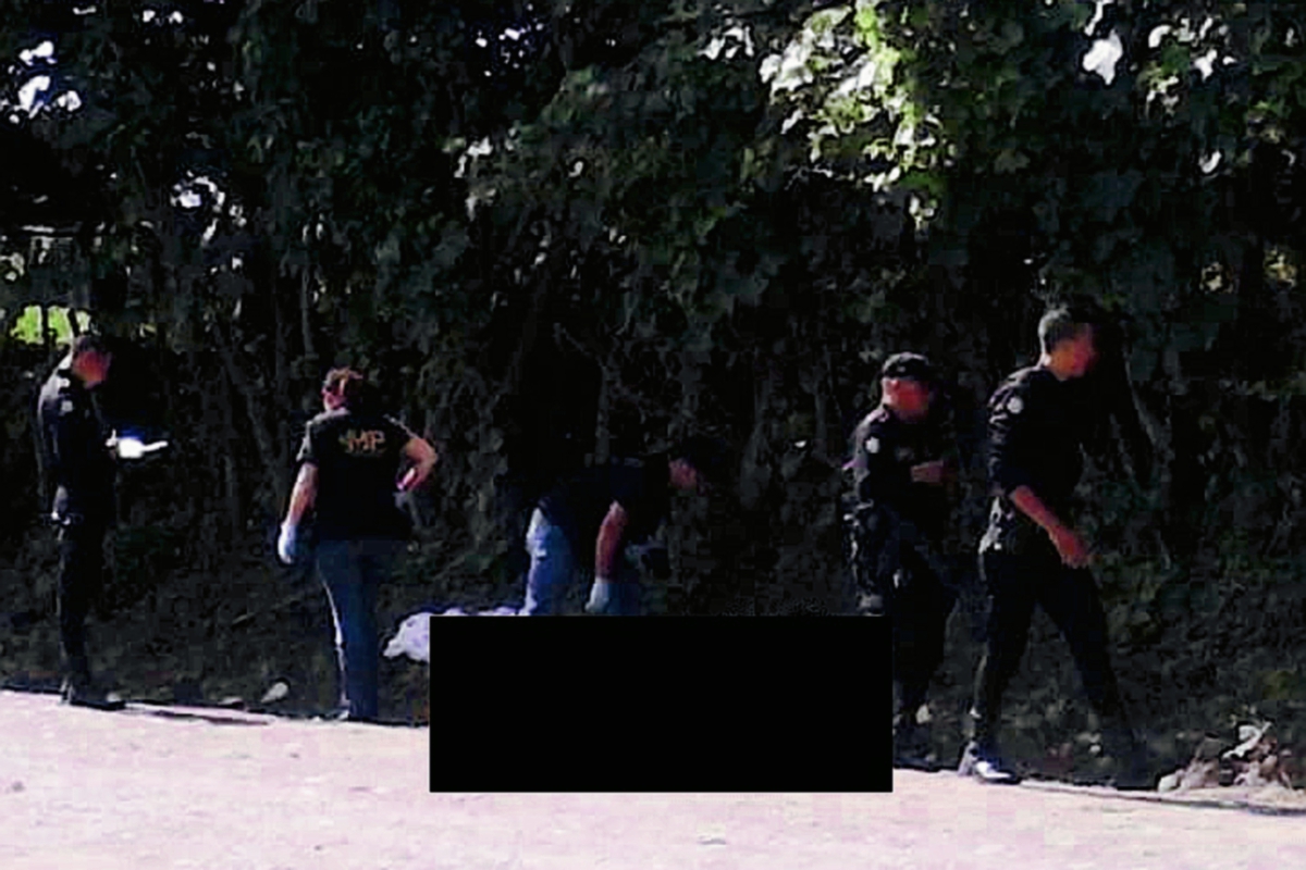 Investigadores reúnen   evidencias en el lugar donde fueron encontrados dos cádáveres en Moyuta, Jutiapa. (Foto Prensa Libre: Óscar González)