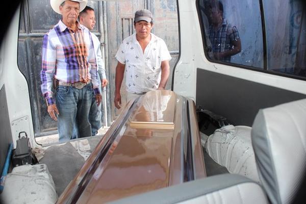 Familiares retiran el cadáver de la morgue de Jalapa. (Foto Prensa Libre: Hugo Oliva)<br _mce_bogus="1"/>