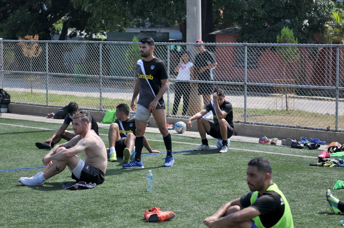 El plantel albo se muestra tranquilo para el juego de este jueves contra Municipal. (Foto Prensa Libre: Gloria Cabrera)