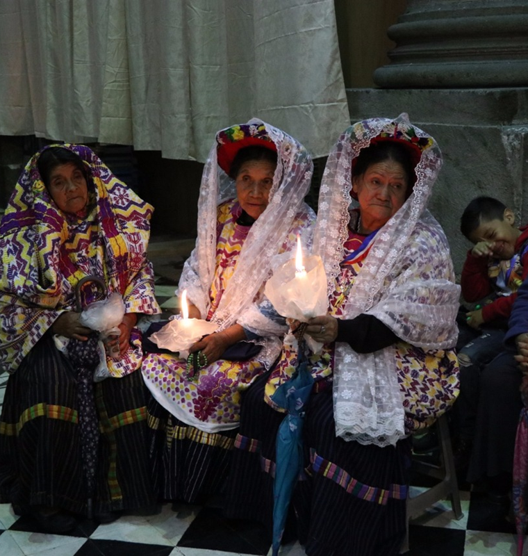 Mujeres indígenas llegan a la catedral a ofrecer sus oraciones a la Virgen. (Foto Prensa Libre: María José Longo)