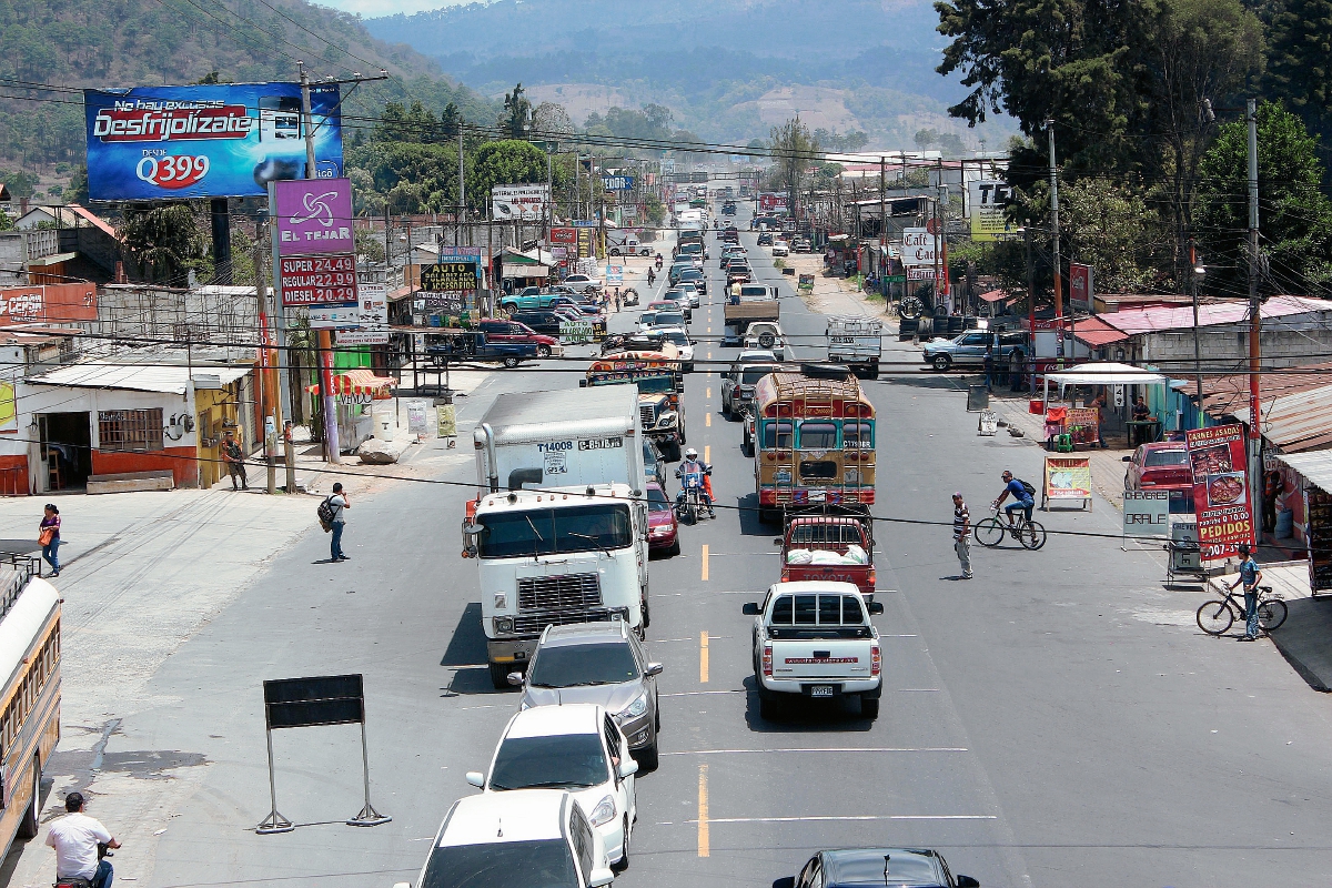 Atasco vial en el kilómetro 49 de la ruta Interamericana, en El Tejar, Chimaltenango. (Foto Prensa Libre: Víctor Chamalé)