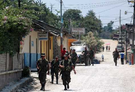 Efectivos del Ejército recorren las calles del casco urbano de  Barillas, durante el último día del estado de Sitio.