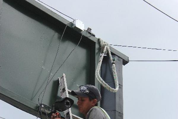 Trabajador instala una de las 32 cámaras que estarán distribuidas en lugares estratégicos.