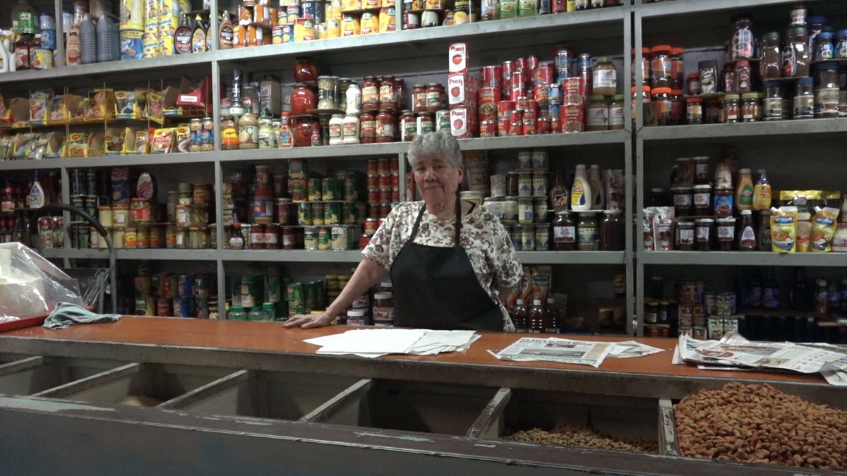 Enelda Rosal de Carballo, de 76 años, trabaja en su negocio en el mercado La Palmita, zona 5 de la capital. (Foto Prensa Libre: Juan Carlos Rivera).