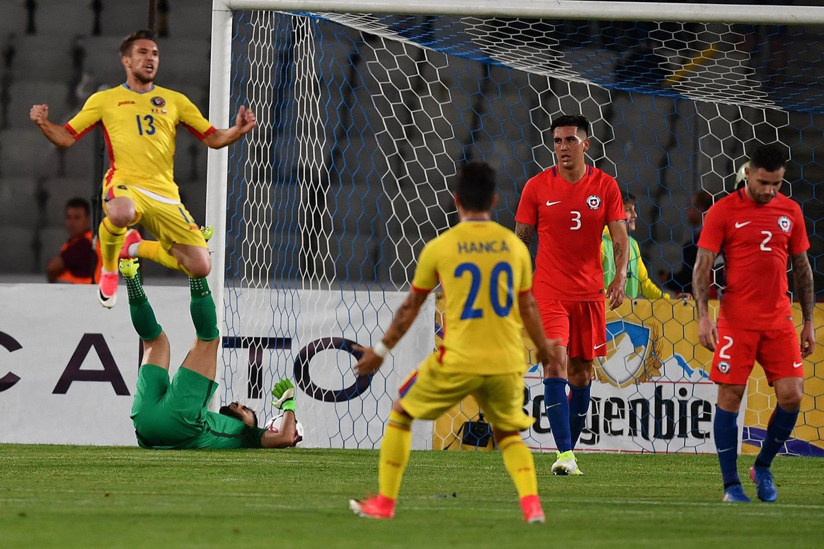Alexandru Baluta salta y celebra el gol de la victoria 3-2 de Rumania sobre Chile. (Foto Prensa Libre: AFP)