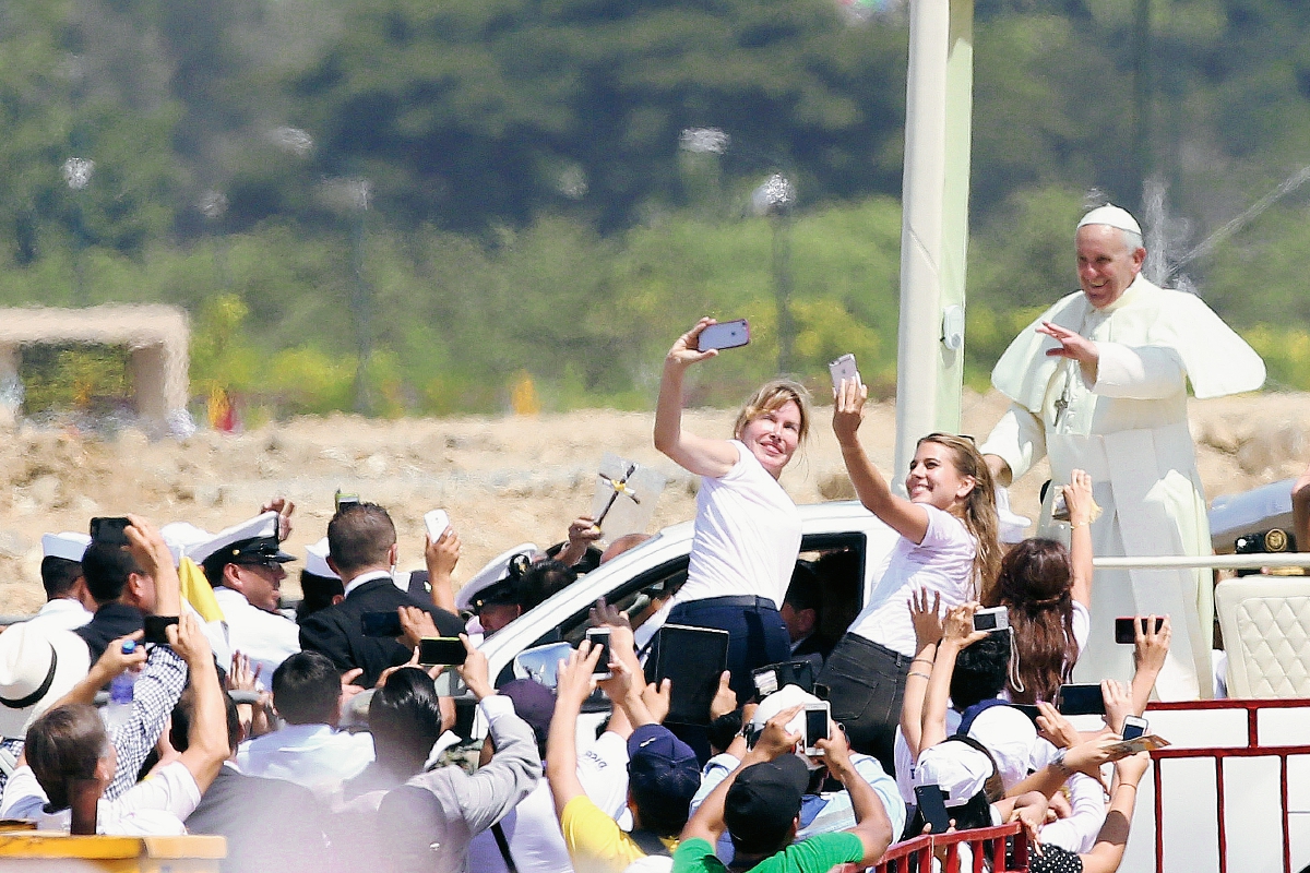 Algarabía total se vive en Ecuador. En la fotografía, el Pontífice permite que unas jóvenes se tomen selfis con él. (Foto Prensa Libre: AP).