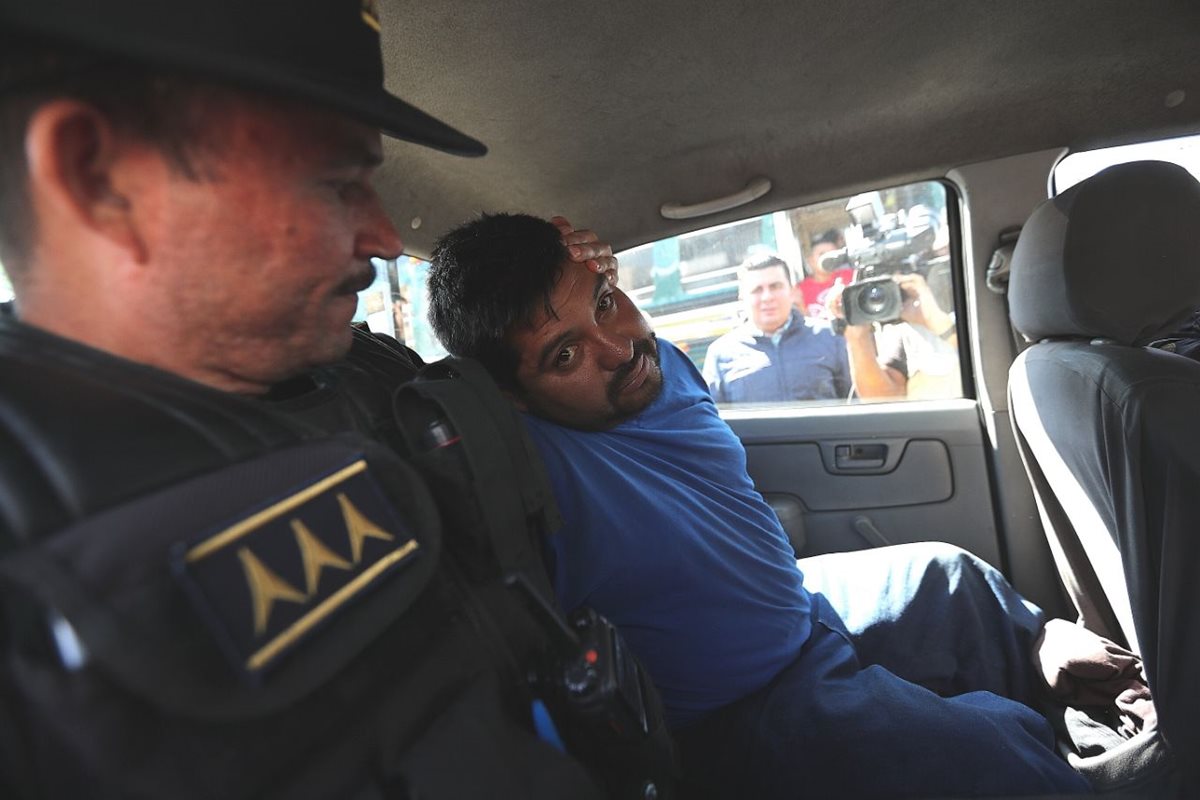 Uno de los sujetos capturados en la calzada Roosevelt, sindicado de haber interceptado a un hombre a quien le exigían dinero para dejarlo en libertad. (Foto Prensa Libre: Érick Ávila)